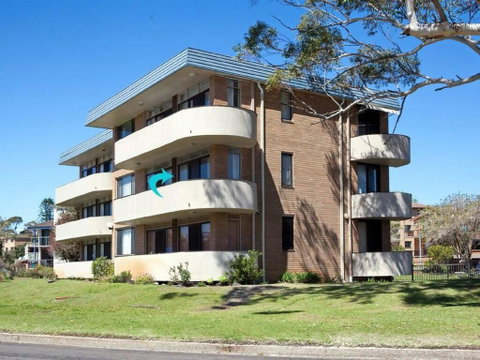 3 'COLUMBIA', 12 COLUMBIA CLOSE - LARGE UNIT WITH FANTASTIC WATER VIEWS - Surfers Paradise Gold Coast 3