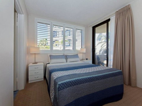 3 'COLUMBIA', 12 COLUMBIA CLOSE - LARGE UNIT WITH FANTASTIC WATER VIEWS - Surfers Paradise Gold Coast 2