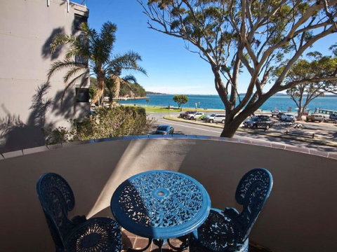 3 'COLUMBIA', 12 COLUMBIA CLOSE - LARGE UNIT WITH FANTASTIC WATER VIEWS - Surfers Paradise Gold Coast 0