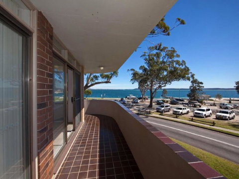 3 'COLUMBIA', 12 COLUMBIA CLOSE - LARGE UNIT WITH FANTASTIC WATER VIEWS - Surfers Paradise Gold Coast 1