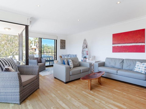 3 'ENDEAVOUR', 13 ONDINE CL - LARGE THREE BEDROOM UNIT WITH FILTERED WATER VIEWS - Surfers Paradise Gold Coast 2