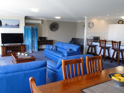 3 'Paradiso', 4 Laman Street - Aircon, Pool, Heart Of Town, Water Views - Surfers Paradise Gold Coast 2