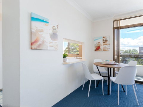 3 'The Commodore' , 9-11 Donald Street - Great Unit In The Heart Of Town - Surfers Paradise Gold Coast 1