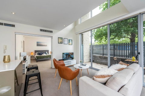 3 BDR Stylish City Retreat // Close To All And Everything In Canberra - Surfers Paradise Gold Coast 2