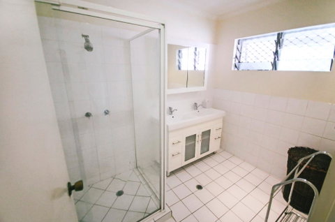 3 Bedroom Apartment // Spence St - Surfers Paradise Gold Coast 2