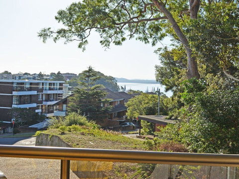 30 'The Commodore' 9-11 Donald Street - Fabulous 3 Bedroom 2 Bathroom 2 Carspaces - Surfers Paradise Gold Coast 2