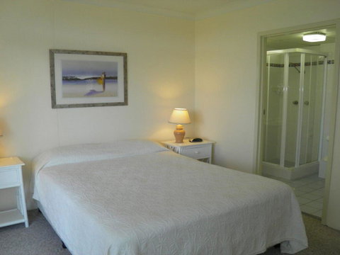 30 'The Commodore' 9-11 Donald Street - Fabulous 3 Bedroom 2 Bathroom 2 Carspaces - Surfers Paradise Gold Coast 1