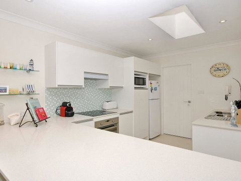 32 'Bay Parklands', 2 Gowrie Avenue - Fantastic Unit With Air Conditioning, Pool, Tennis Court & Spa - Surfers Paradise Gold Coast 2
