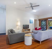 33 Bangalow - Narrawallee's Beautiful Bungalow - Surfers Paradise Gold Coast