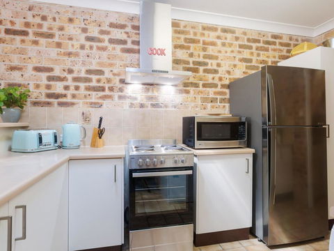 36 'Bay Parklands', 2 Gowrie Avenue - Close To The Water With Pool & Spa & Tennis Court - Surfers Paradise Gold Coast 1