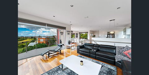 5 Star Gowanbrae Views - Surfers Paradise Gold Coast 2