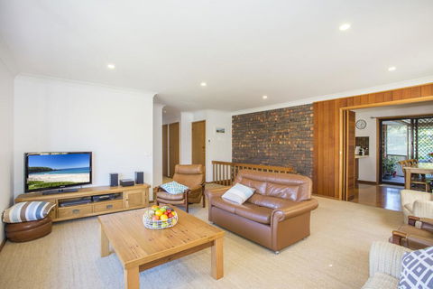 57 Carroll Ave Mollymook Beach - Relaxed Homely Retreat - Surfers Paradise Gold Coast 2