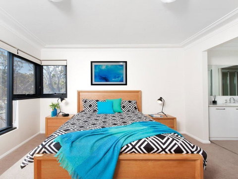 6 'FLORENTINE', 11 COLUMBIA CLOSE - STUNNING UNIT WITH SENSATIONAL VIEWS - Surfers Paradise Gold Coast 3