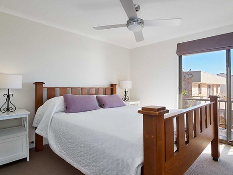 6 'Skyline' 12 Thurlow Avenue - Foxtel & Aircon - Surfers Paradise Gold Coast 2