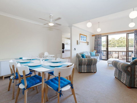 6 'The Poplars', 34 Magnus Street - Fabulous Views & Pool In Complex - Surfers Paradise Gold Coast 2