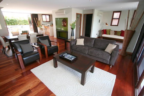 6/21-25 Fletcher Street - A Seventh Heaven - Surfers Paradise Gold Coast 1