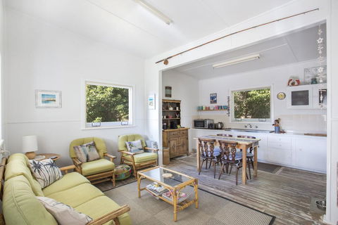 681 Murramarang Rd - Retro Beach Cottage - Surfers Paradise Gold Coast 2