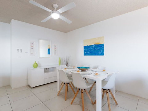 8 'Kiah' , 53 Victoria Parade - Stunning Water Views, WIFI & Air Con - Surfers Paradise Gold Coast 2