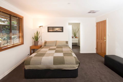A Suite Spot In The Hills - Surfers Paradise Gold Coast 1