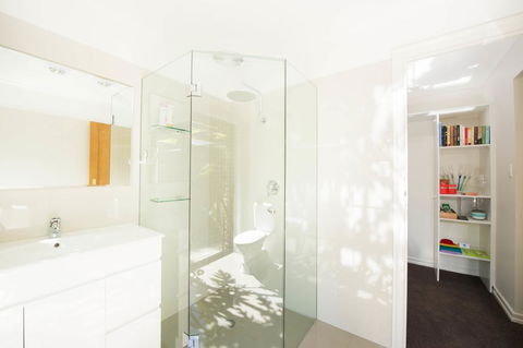 A Suite Spot In The Hills - Surfers Paradise Gold Coast 2