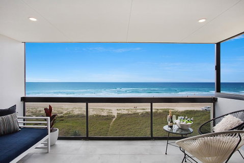 Absolute Beach Front Renovated 3 Bdrm 2 Bath App - Surfers Paradise Gold Coast 3