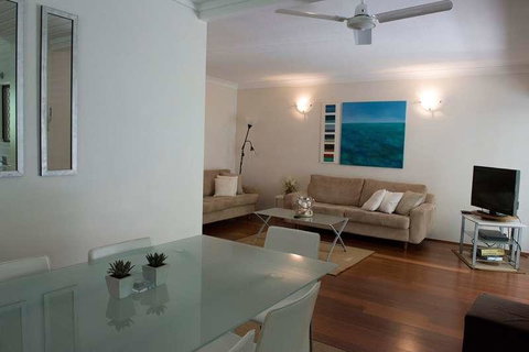 Absolute Beachfront - Mooloolaba - Surfers Paradise Gold Coast 2