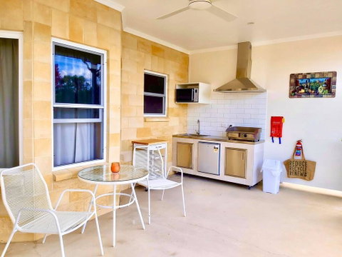 Accommodation Creek Cottages & Sundown View Suites - Surfers Paradise Gold Coast 2