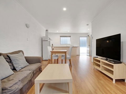 Adelaide Holiday Homes - Surfers Paradise Gold Coast 2