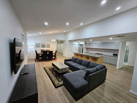 E 4 Room Retreat Family Friendly - Surfers Paradise Gold Coast 0