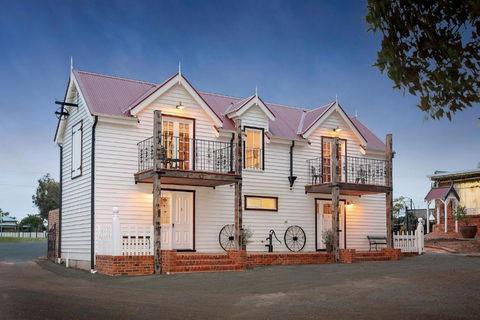 Duart Stables - Surfers Paradise Gold Coast 0
