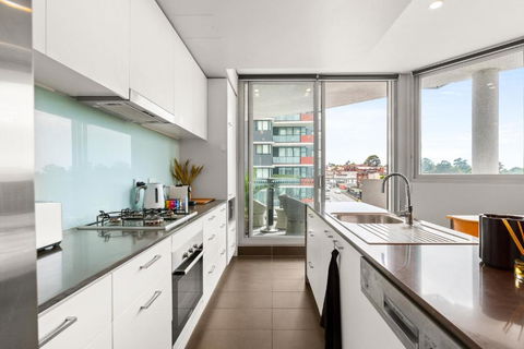 Elegant 1-Bed By Riverside Park & Amenities - Surfers Paradise Gold Coast 2