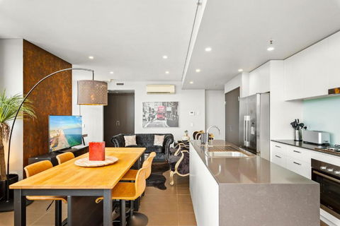 Elegant 1-Bed By Riverside Park & Amenities - Surfers Paradise Gold Coast 1