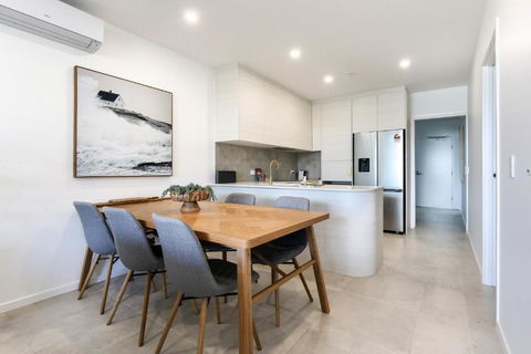 Elegant 2-Bed Apartment With Stunning Views - Surfers Paradise Gold Coast 2