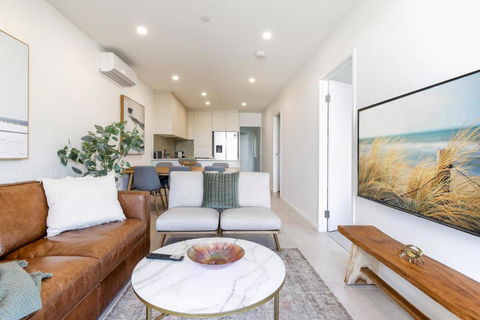 Elegant 2-Bed Apartment With Stunning Views - Surfers Paradise Gold Coast 3