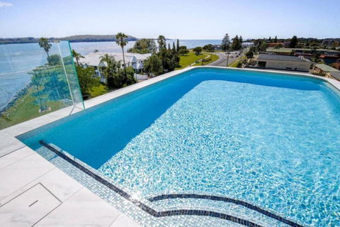 Elegant 2-Bed Apartment With Incredible Bay Views - Surfers Paradise Gold Coast 0