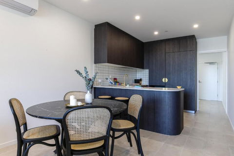 Elegant 2-Bed Apartment With Incredible Bay Views - Surfers Paradise Gold Coast 2