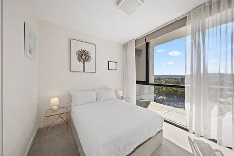 Elegant 2-Bed With Pool Alfresco Dining & Balcony - Surfers Paradise Gold Coast 2