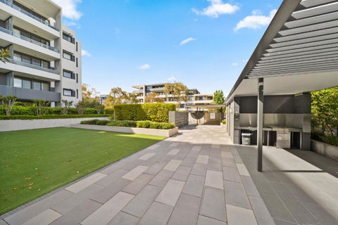 Elegant 2-Bed With Pool Alfresco Dining & Balcony - Surfers Paradise Gold Coast 3