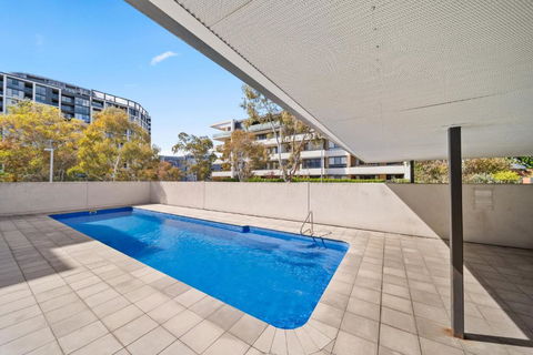 Elegant 2-Bed With Pool Alfresco Dining & Balcony - Surfers Paradise Gold Coast 4