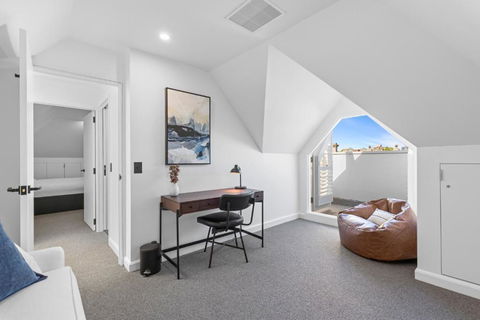 Elegant & Stylish Home By The Botanical Gardens - Surfers Paradise Gold Coast 3