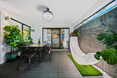 Equitice Winter Moonlight Villa - Surfers Paradise Gold Coast 3