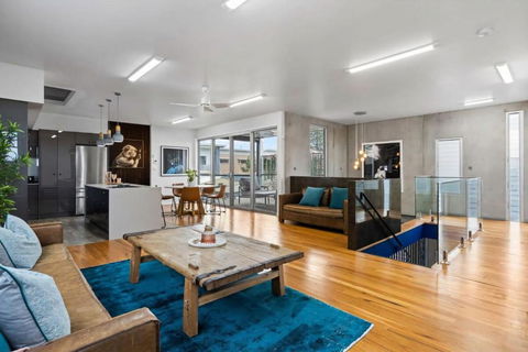 Exquisite Beachside Mansion - Surfers Paradise Gold Coast 3