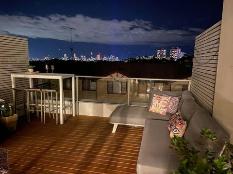 Fab Penthouse Near Bondi / Bronte, Shops & Bars - Surfers Paradise Gold Coast 4