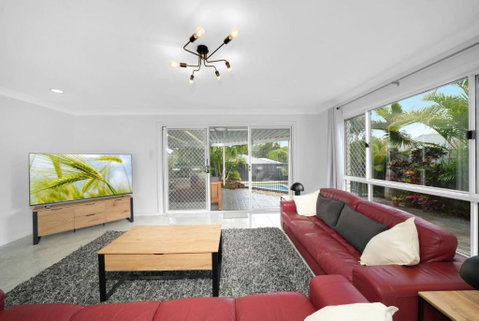 Family Escape Serene Oasis With Pool And AC - Surfers Paradise Gold Coast 1