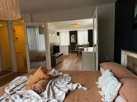 FORR64 - Cosy East Perth Retreat - Surfers Paradise Gold Coast 3