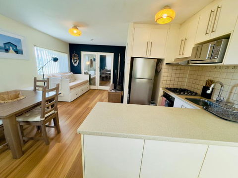 FORR64 - Cosy East Perth Retreat - Surfers Paradise Gold Coast 4