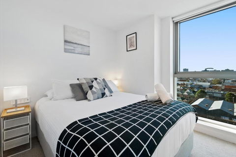 FLEMINGTON - Melbourne City Views - Surfers Paradise Gold Coast 2