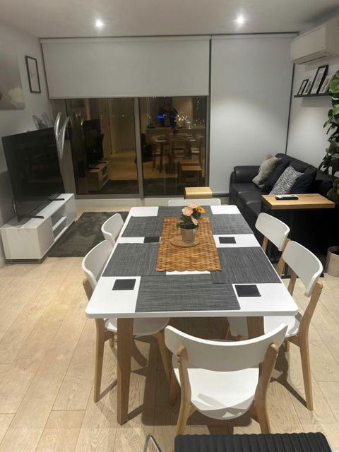 FLEMINGTON - Melbourne City Views - Surfers Paradise Gold Coast 3