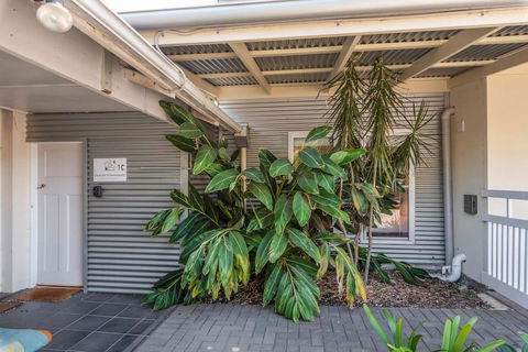 Gawler Townhouses 1C , 1 Queen Bed - Surfers Paradise Gold Coast 2
