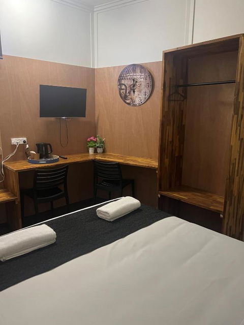 Gin Gin Budget Accommodation - Surfers Paradise Gold Coast 0